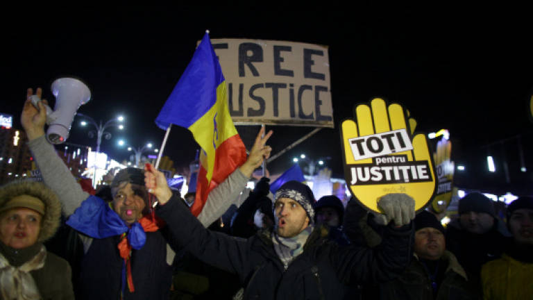 Romanians stage fresh anti-corruption protests