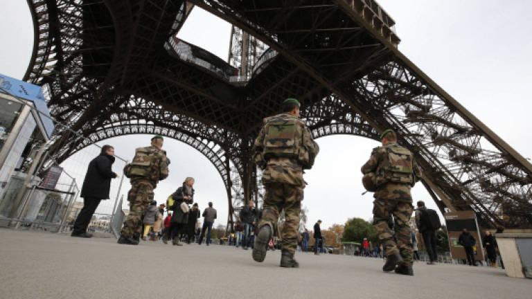 Paris attacker met in UK with suspected extremists