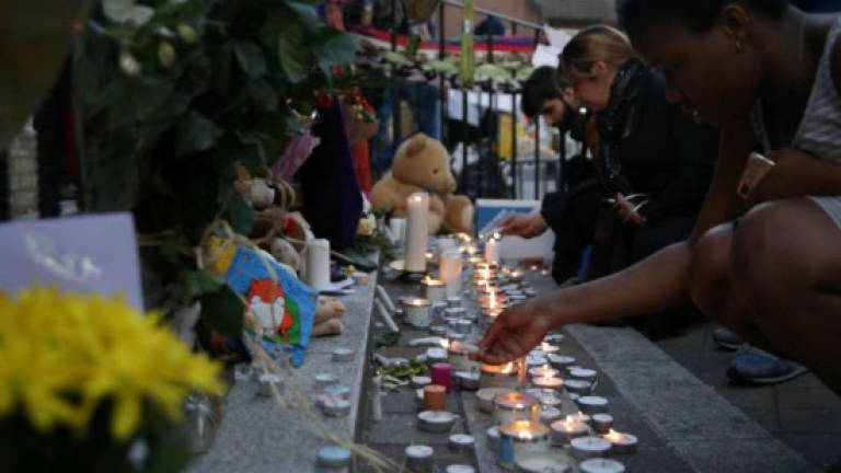 Londoners hold vigil for tower block fire victims