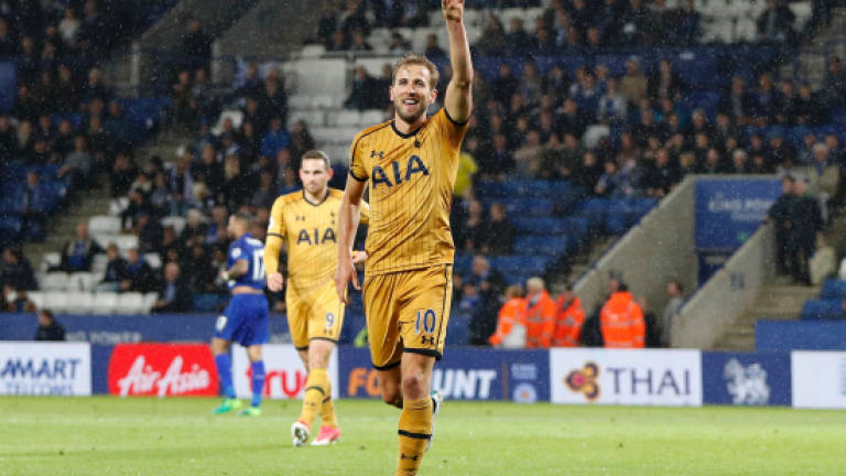 Four-goal Kane helps Spurs punish Leicester