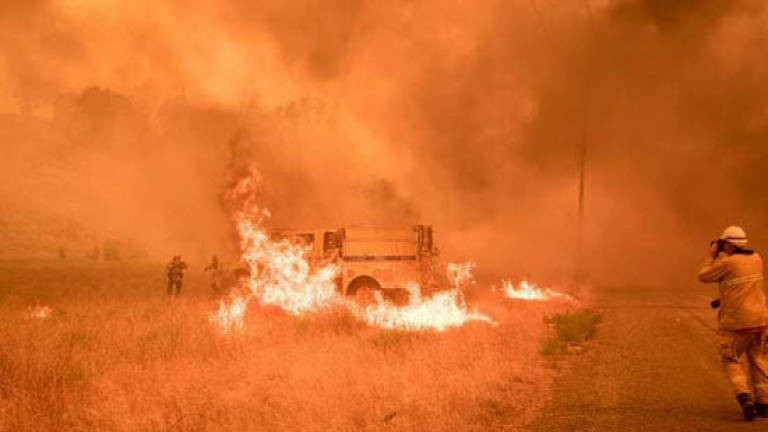 One dead as western US heat wave stunts firefighting efforts