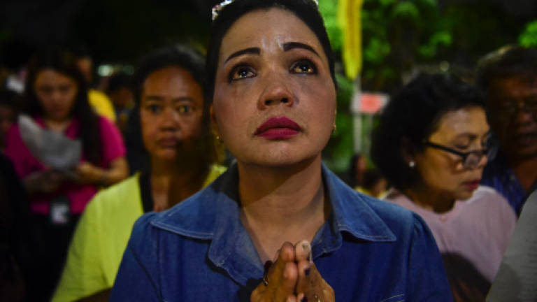 Anxious prayers for ailing Thai king outside hospital