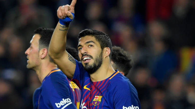 Suarez hat-trick extends six-goal Barca's La Liga lead