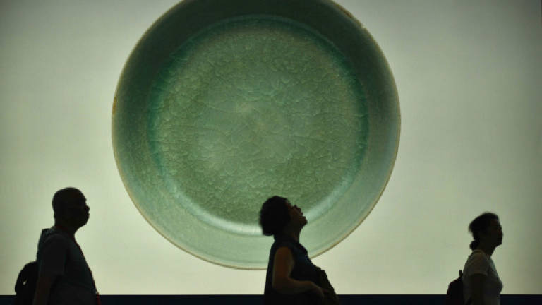 Bowl sells for Chinese porcelain record US$37.7 million