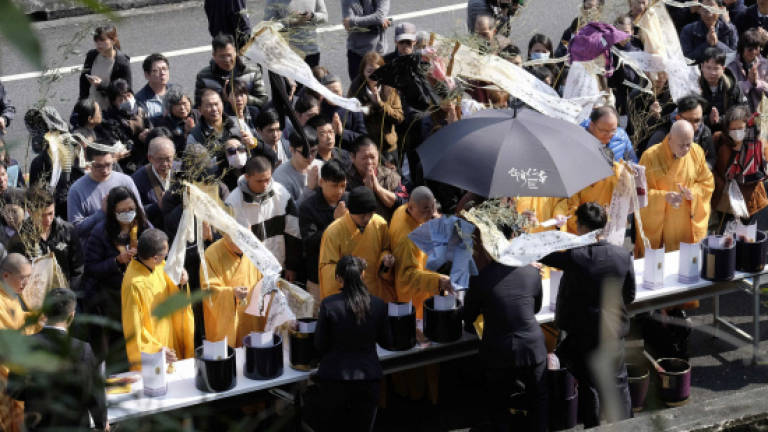Distraught relatives mourn victims of Taiwan bus crash