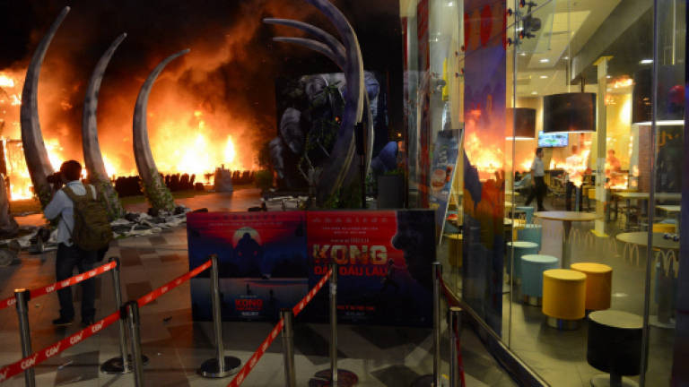 (Video) King Kong 'burns' Vietnam mall