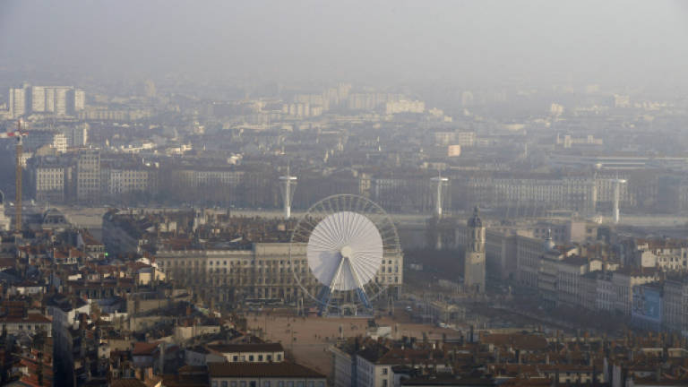 Paris chokes under worst winter air pollution in decade