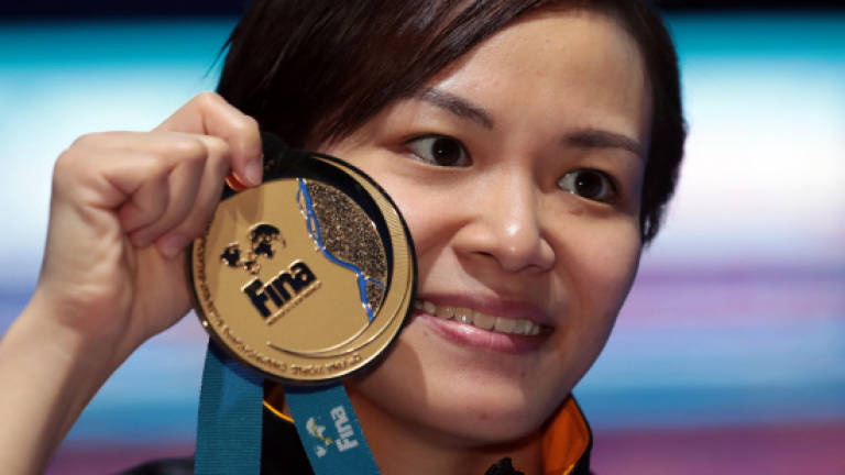 Jun Hoong wins historic gold medal at Fina World Championships (Video)
