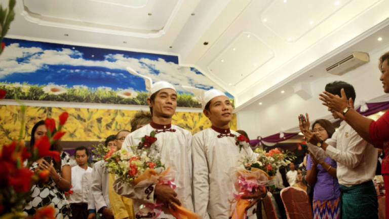 Myanmar couple in 'first public gay wedding ceremony' Myanmar couple in 'first public gay wedding ceremony'