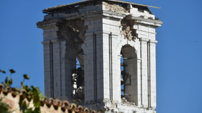 New Italy quake sows terror, flattens historic church
