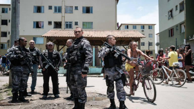 Rio: 11 dead, vast police sweep in notorious slum
