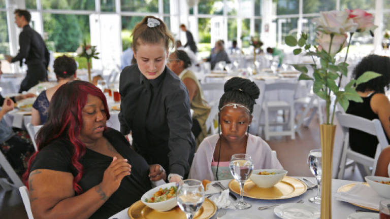 Cancelled US$30K wedding becomes dinner for Indiana homeless
