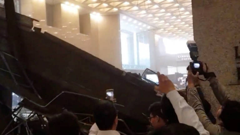 Floor at Indonesia stock exchange tower collapses, 75 injured (Video)