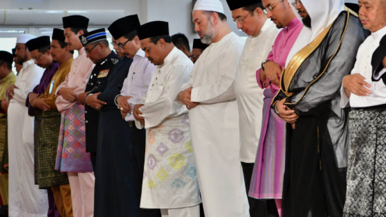 Yang di-Pertuan Agong performs friday prayers at Kampung Baru mosque