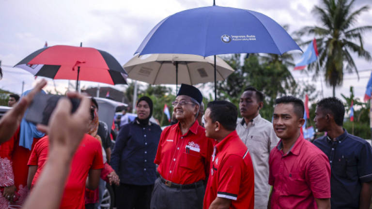 Mahathir packs them in Pokok Sena despite thunderstorm