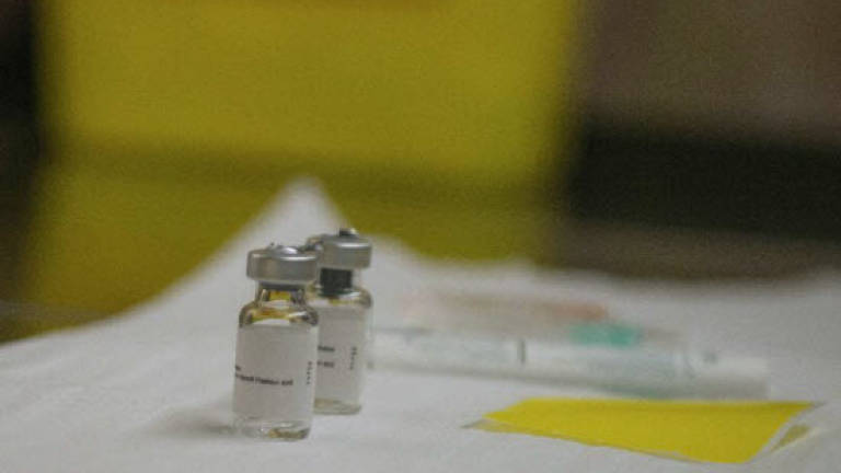Candidate AIDS vaccine passes key early test