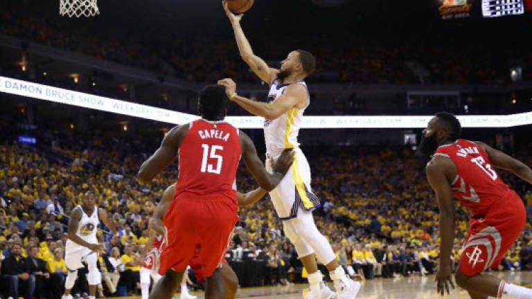 Curry silences critics as Warriors rout Rockets
