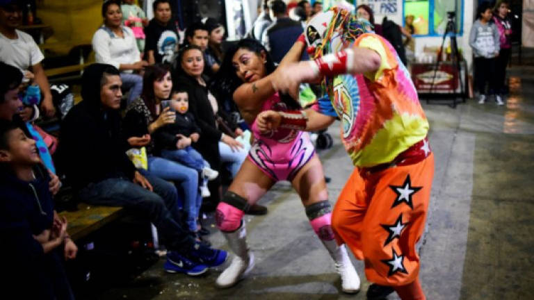 Mexican women wrestlers wage war of sexes in 'lucha libre' ring