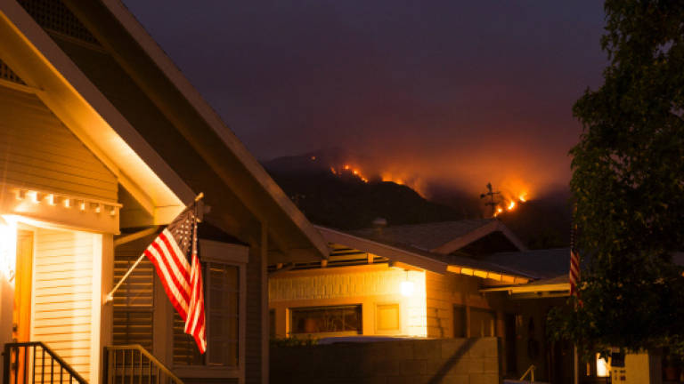 Wildfires rage in western US amid deadly heatwave