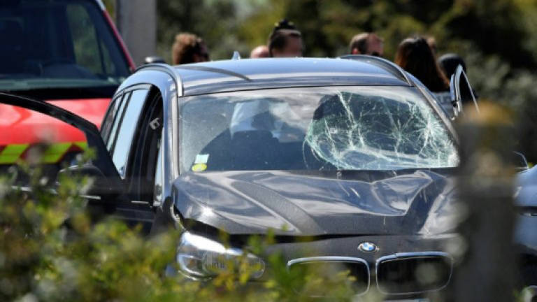 Suspect arrested after car rams Paris anti-terror troops