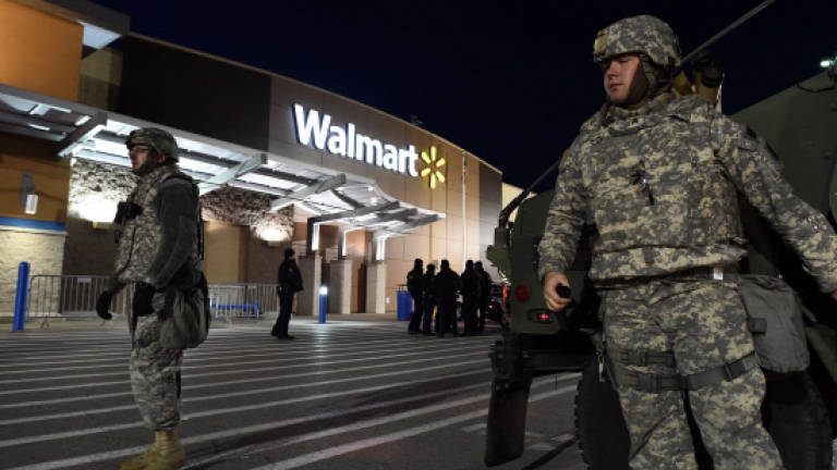 US protesters force closure of mall near Ferguson