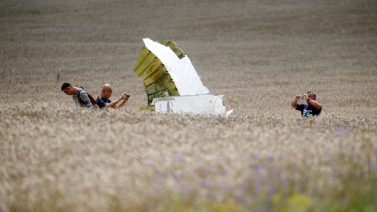 Dutch police seize MH17 crash debris from reporter