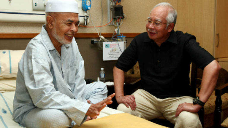 Najib visits Haron Din at IJN