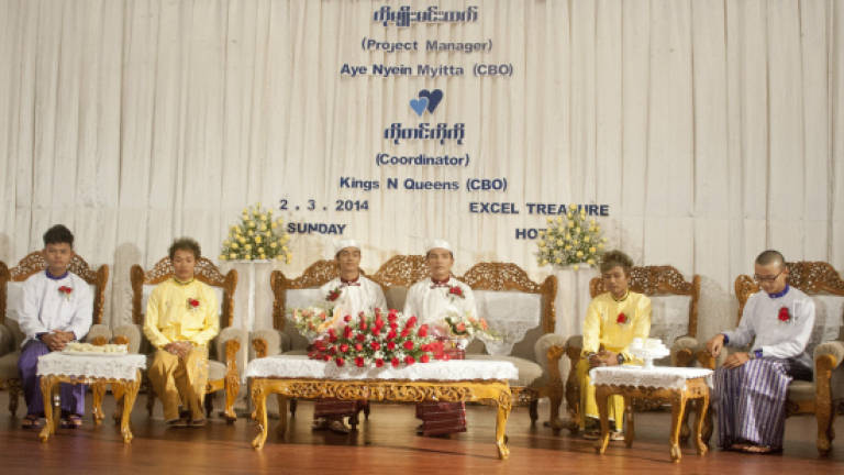 Myanmar couple in 'first public gay wedding ceremony' Myanmar couple in 'first public gay wedding ceremony'