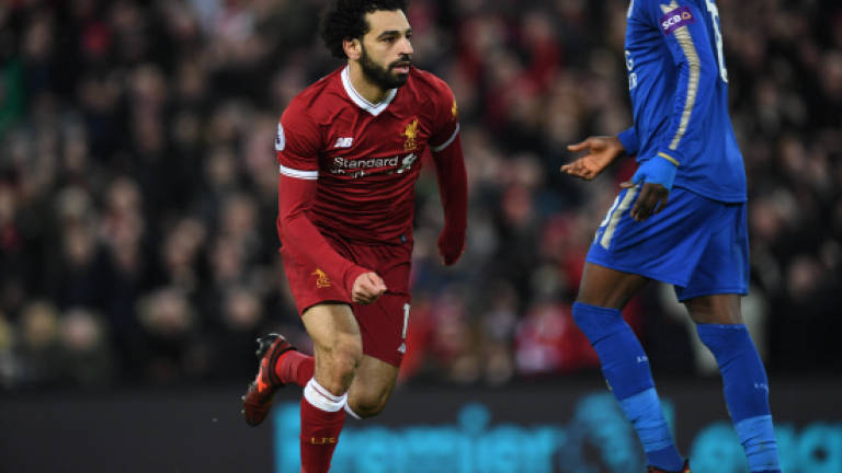 Lukaku injured in United draw, Salah fires Liverpool