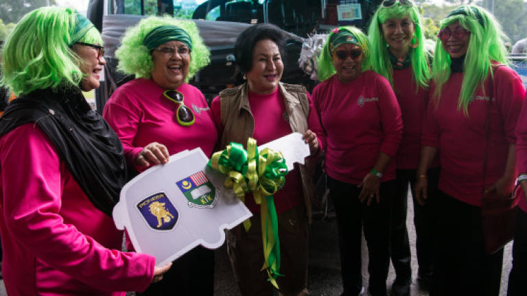 Najib, wife donate bus to TKC