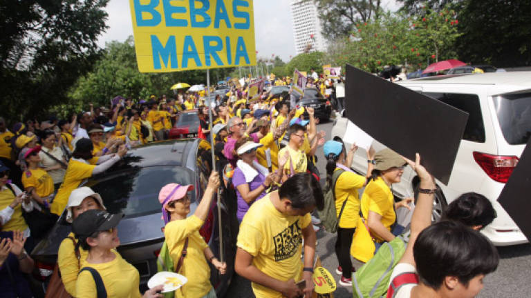 Yellow Shirts march to Parliament, call for the release of Maria (Updated)