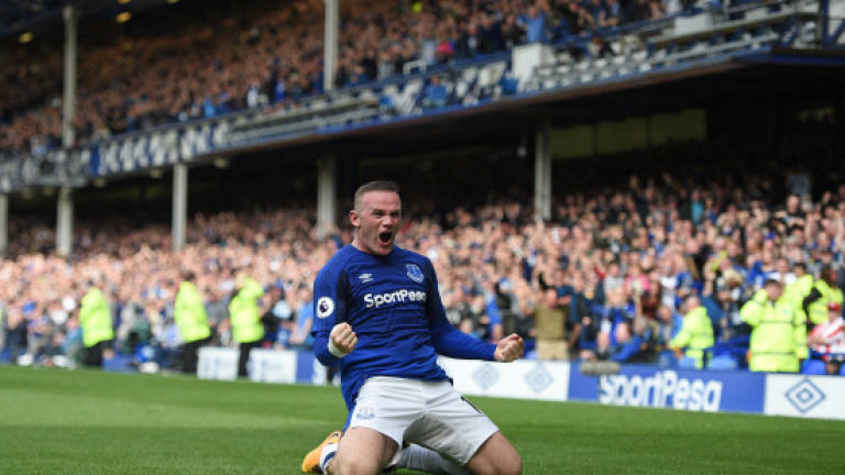 Rooney back with a bang for Everton