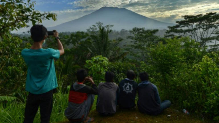 Tens of thousands flee rumbling Bali volcano