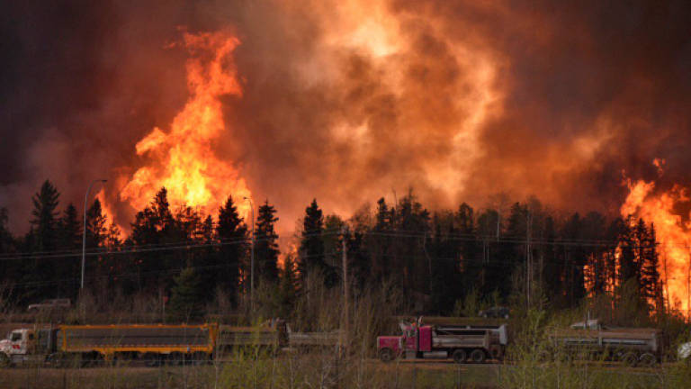 Airlift for thousands trapped by Canada wildfires