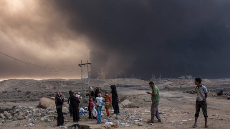 Iraqis flee home as Mosul battle gathers steam