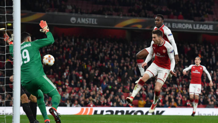Welbeck double helps Arsenal past Milan, Dortmund dumped out