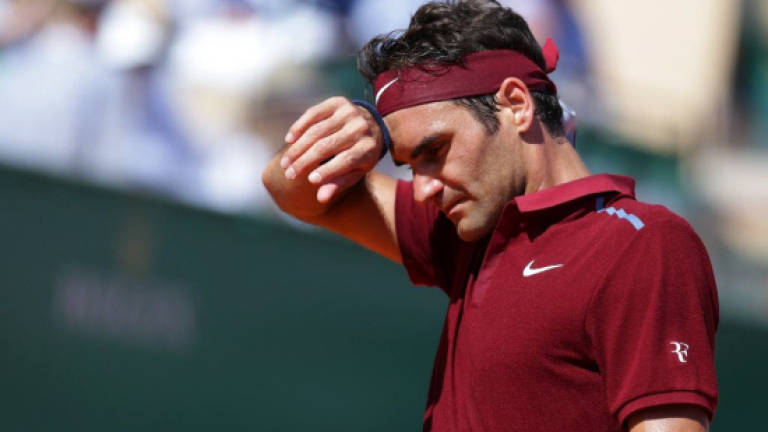 Federer withdraws from French Open, vows to fight on