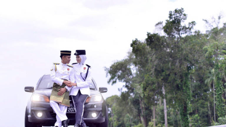 Wedding photos of soldier and policewoman make nation laugh