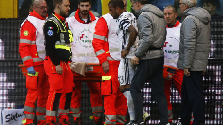 Juve's Alves suffers shin fracture