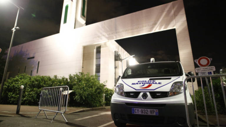 Man held after driving 4x4 into barriers protecting Paris mosque