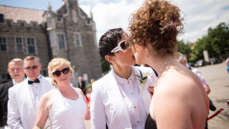 Mass gay wedding in Toronto for 115 couples