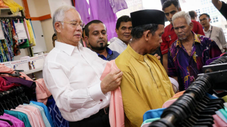 Najib brings cheer to occupants of Al-Fikrah Care Centre