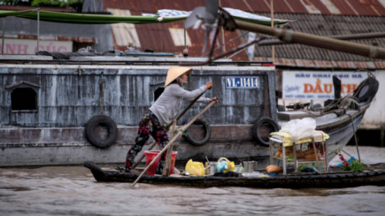 Vietnam floating market struggles to stay above water
