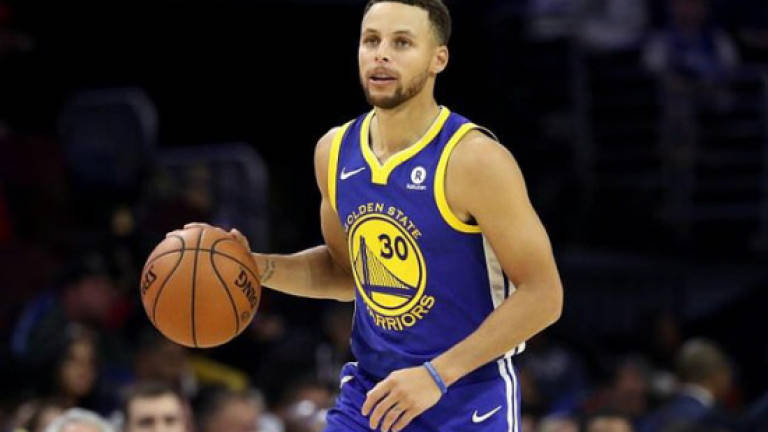 Curry leads Warriors fightback after Sixers blitz