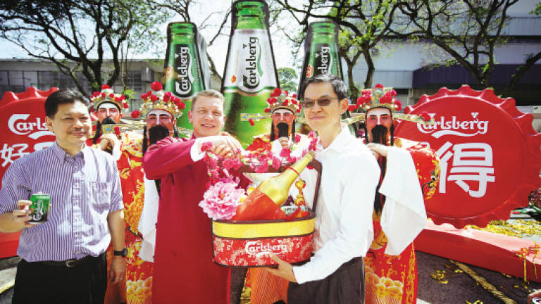Carlsberg Malaysia visits theSun to share sunshine, golden goodies and CNY wishes