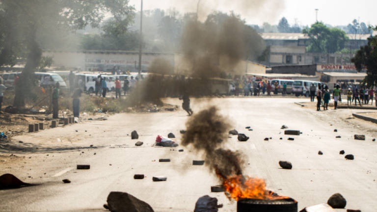 Zimbabwe protesters challenge fresh police ban