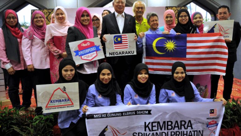 Najib hands over Jalur Gemilang to six women on mission to scale Mt Elbrus, Russia