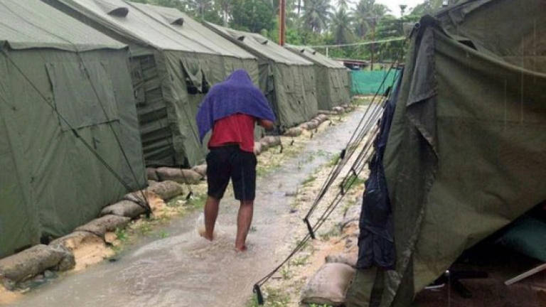 PNG to investigate 'drunk rampage' at Australia refugee camp