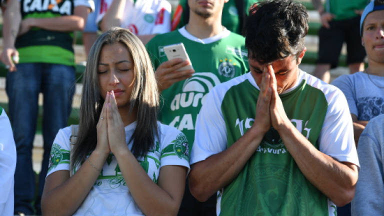 Football mourns Brazilian players killed in air crash, lack of fuel suspected