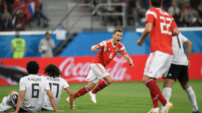 Russia beat Egypt to close in on World Cup last 16